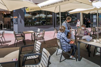 Varias mujeres en la terraza de un bar en Gamonal. TOMÁS ALONSO