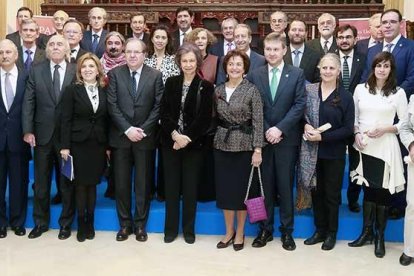 Foto de familia de los premiados junto a  doña Sofía, Juan Vicente Herrera, María José Salgueiro, Araceli Pereda y Javier Lacalle.-RAÚL G. OCHOA