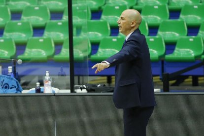 Peñarroya dirigiendo al equipo el jueves ante Igokea. SANTI OTERO