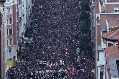 Miles de personas manifestándose en Bilbao contra la política de dispersión de presos de ETA.-EL PERIÓDICO