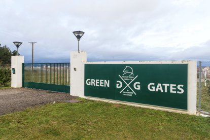 Imagen de la entrada del hotel para caballos 'Green Gates'. SANTI OTERO