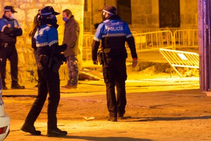 Policía Local durante un operativo nocturno en una imagen de archivo. ECB