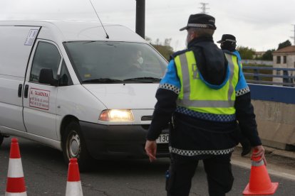 Imagen de un control de la Policía Local. RAÚL G. OCHOA