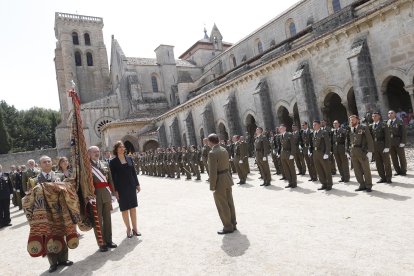 Comienzo de la procesión con el Pendón de las Navas de Tolosa portado por la máxima autoridad militar. El Monasterio de Las Huelgas al fondo. SANTI OTERO