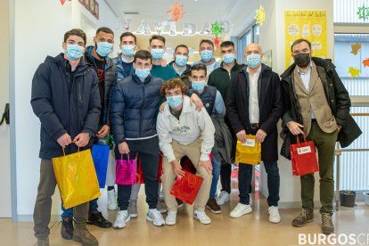 La plantilla del Burgos CF visita el HUBU. Burgos CF