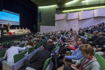 Imagen de una actividad relacionada con las cofradías en la sala de congresos del Fórum.