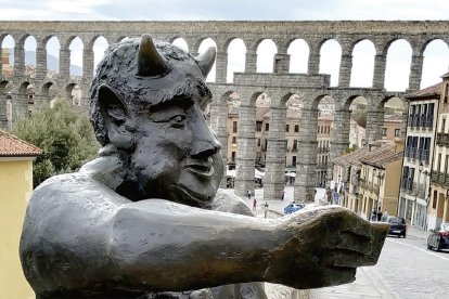 Segodeus, el simpático diablillo segoviano, continuará esperando visitantes en la cuesta de San Juan. ECB