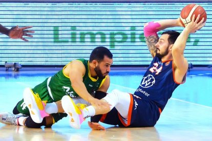 Presutti busca línea de pase tras recuperar un balón en el suelo. TOMÁS ALONSO