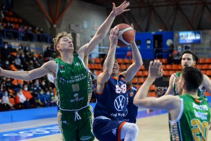 Cuevas supera a la defensa del Ponferrada. TOMÁS ALONSO