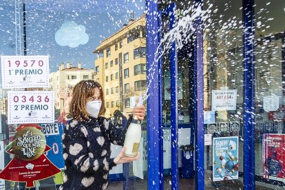 Una lotera celebra la entrega de un premio en la capital burgalesa. SANTI OTERO