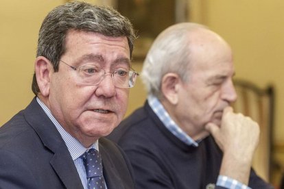 César Rico (izq) y José Marìa Martínez (dch) durante la presentación del nuevo presupuesto.-S. O.