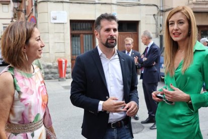 Tudanca con la diputada Mar Arnáiz y la alcaldesa de Miranda, Aitana Hernando. PSOE BURGOS