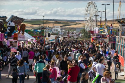 La Feria de Atracciones desplegará  sus barracas en la calle Valle de Mena dos o tres años hasta habilitar el recinto permanente. SANTI OTERO