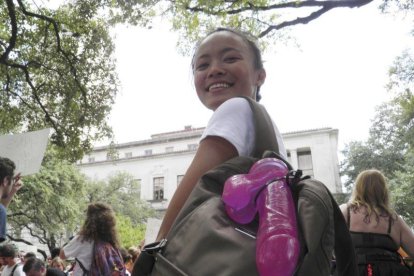 La líder de la protesta, Jessica Jin, durante la manifestación.-REUTERS