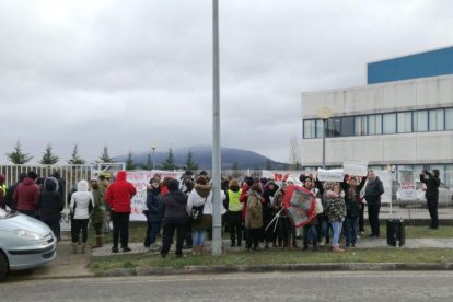 El resto de la plantilla apoyó a sus compañeros del comité concentrándose en el exterior de la planta, donde les trasladaron luego el contenido de la reunión.-ECB