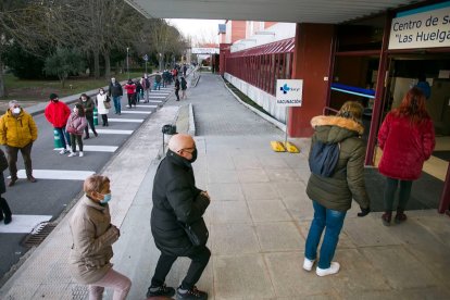 Los nacidos en 1972 se pincharon ayer la dosis de refuerzo de la vacuna del covid en Las Huelgas y hoy lo harán los de 1973. TOMÁS ALONSO