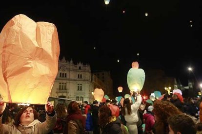 La primera edición de la convocatoria fue todo un éxito al congregar a centenares de personas que elevaron sus farolillos en la noche burgalesa.