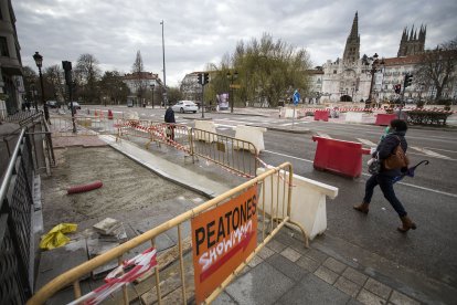 Obras de ensanchamiento del paso de peatones de plaza Vega. TOMÁS ALONSO