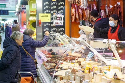 Una mujer hace la compra sin mascarilla en el Mercado Sur. SANTI OTERO