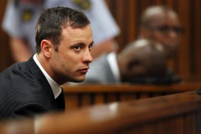 Oscar Pistorius escucha el veredicto que le declaró culpable de asesinato de su novia.-AFP / SIPHIWE SIBEKO