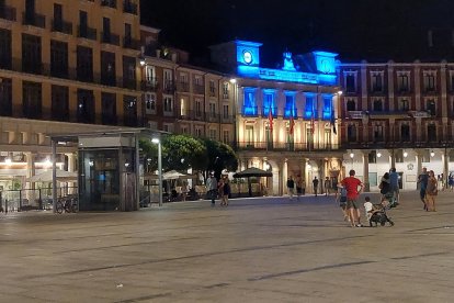 Fachada del Ayuntamiento iluminada.