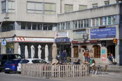 Terraza ampliada por la covid en Reyes Católicos. SANTI OTERO