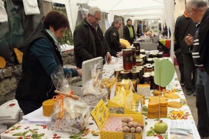 Los productores de reineta certificada agotaron los 4.000 kilos que trajeron a la feria en pocas horas.-G. G.