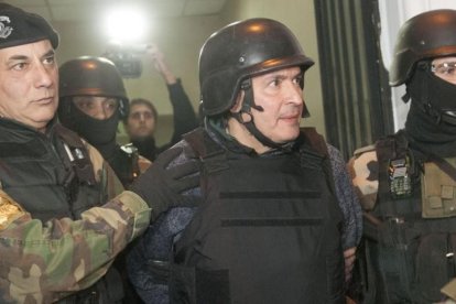 José López (en el centro), escoltado por agentes de operaciones especiales, el 14 de junio, en Buenos Aires.-EFE