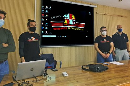 Los bomberos aseguran que en el último convenio el Ayuntamiento incorporó “errores de transcripción” que les perjudican. ECB
