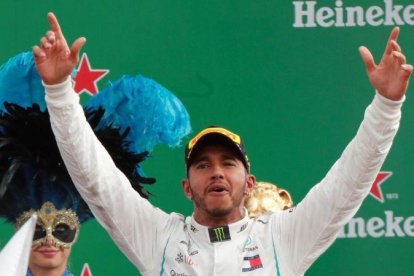 Lewis Hamilton, en el podio de Monza, septiembre del 2018.-STEFANO RELLANDINI
