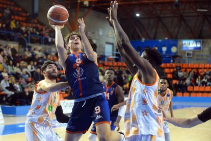 Sergio Val a punto de lanzar ante el punteo del jugador de Morón. TOMÁS ALONSO