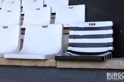 El Burgos CF customizó el asiento de Piné en El Plantío con sus características rayas de presidiario para transmitirle su ánimo en los malos momentos. BURGOS CF