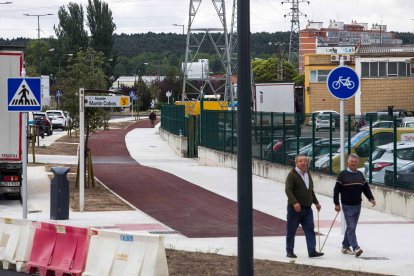 Dos hombres pasean por la avenida Alcalde Martín Cobos, recién remodelada. TOMÁS ALONSO