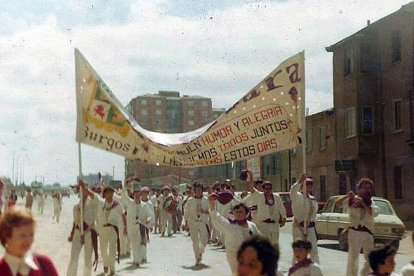 Una de las primeras bajadas de las peñas.-PEÑA ANTONIO JOSÉ