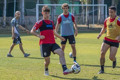 Del Cerro toca el balón durante un entrenamiento del primer equipo. BURGOS CF