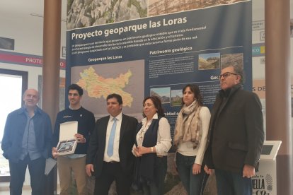 El deportista recibió una placa conmemorativa del acto. ECB