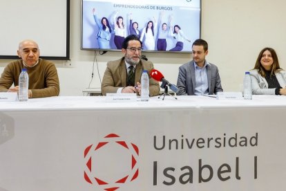 Melitón Mamolar (Geseco), José Vicente Orden (CEEI), Tomás Román (Isabel I) y Jerusalén Martínez (MaWi), en la presentación de Emprendedoras Burgos. SANTI OTERO