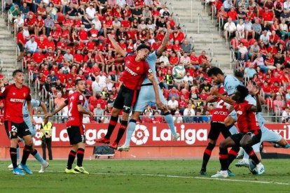 Diego Costa (d) remata para marcar el primer gol del Atlético en Mallorca.-