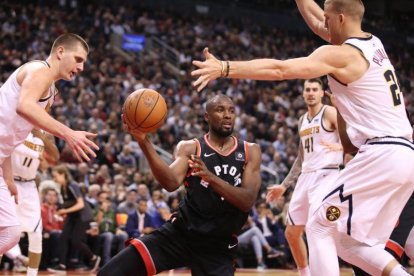 Serge Ibaka controla un balón.-USA TODAY