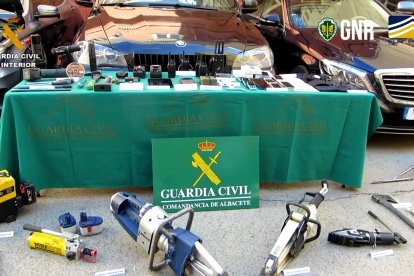 Material incautado a los detenidos. GUARDIA CIVIL