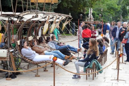 Un grupo de mujeres, en una imagen de archivo, disfruta de una instalación ubicada en El Espolón con motivo del Festival Enclave de Calle.