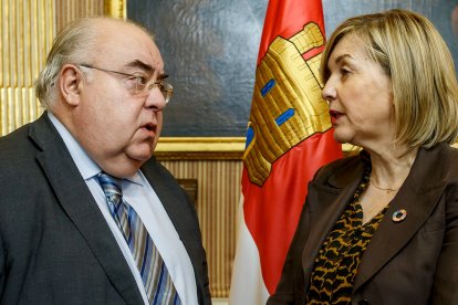 Tontxu Rodríguez conversa con Sonia Rodríguez en el Ayuntamiento de Burgos. SANTI OTERO