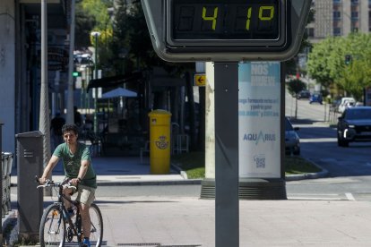 Un termómetro marcando 41ºC en uno de los abrasadores días de esta ola de calor. SANTI OTERO