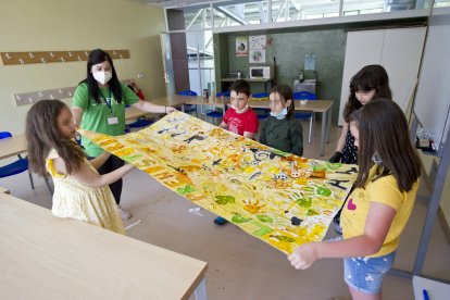 Un grupo de niños participantes del programa de actividades de los cívicos realizaba ayer un mural en el centro cívico Río Vena. ISRAEL L. MURILLO