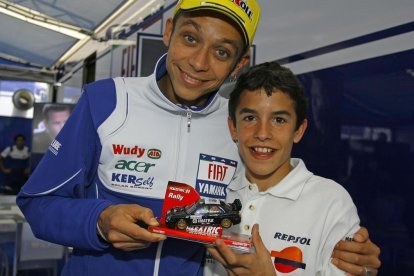 El día (5 de junio del 2008) en que Marc Márquez conoció a Valentino Rossi en Montmeló.-EMILIO PÉREZ DE ROZAS