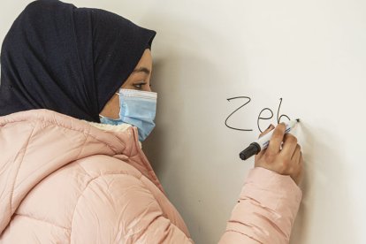 Zeinab, es la hija mayor de Oumaima, asiste a clase de español. ISRAEL L. MURILLO