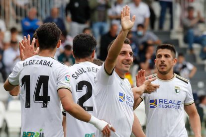 Valcarce, el autor del gol del Burgos CF, controla el balón. SANTI OTERO
