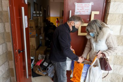 Recogida de ayuda en la parroquia de Fuentecillas. SANTI OTERO