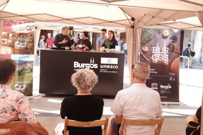 Taller de cocina creativa con cerezas de Caderechas en la plaza mayor. ECB