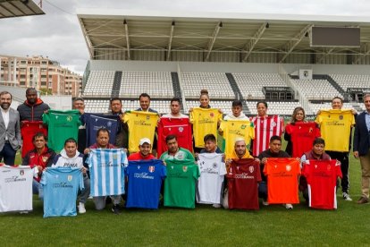 Julián Alonso (izquierda) y Rafael Barbero (derecha), en El Plantío, con jugador que participan en la Liga Farba mostrando las nuevas equipaciones. SANTI OTERO